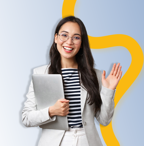 Femme dynamique saisissant son ordinateur, prête à vous accompagner.